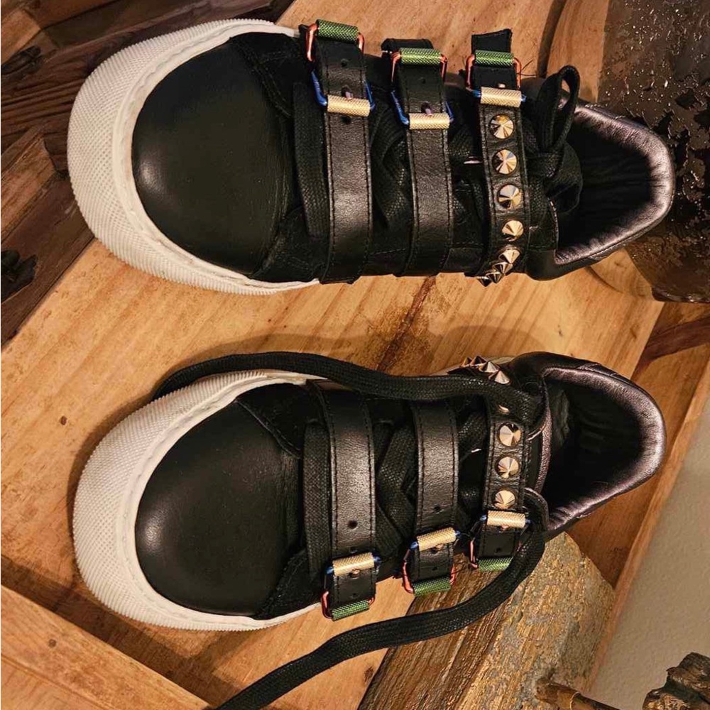 Incredible fun sneakers, words can’t describe this shoes.